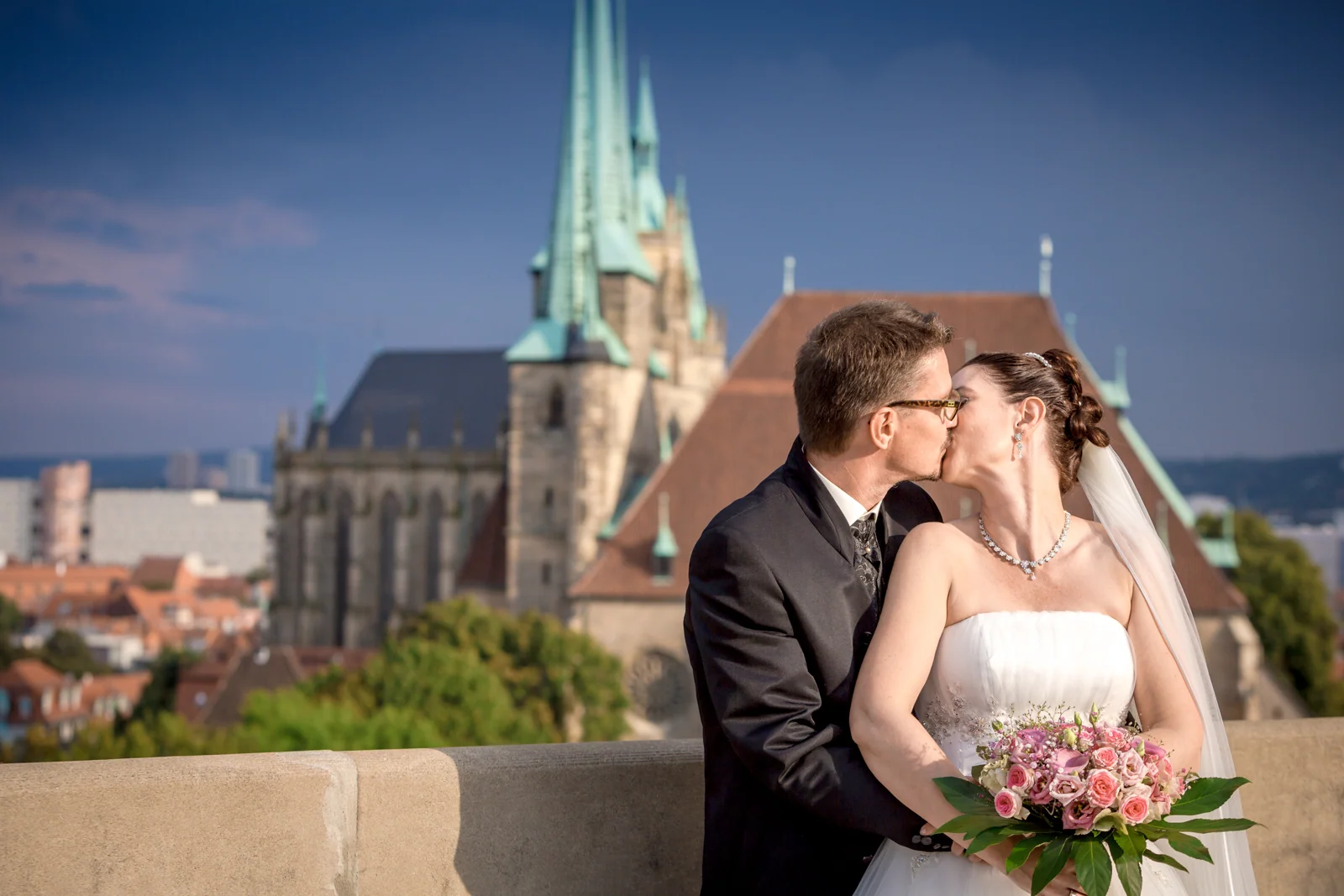 Ein Kuss mit Blick auf den Erfurter Dom – Hochzeitsreportage von Matthias und Kerstin