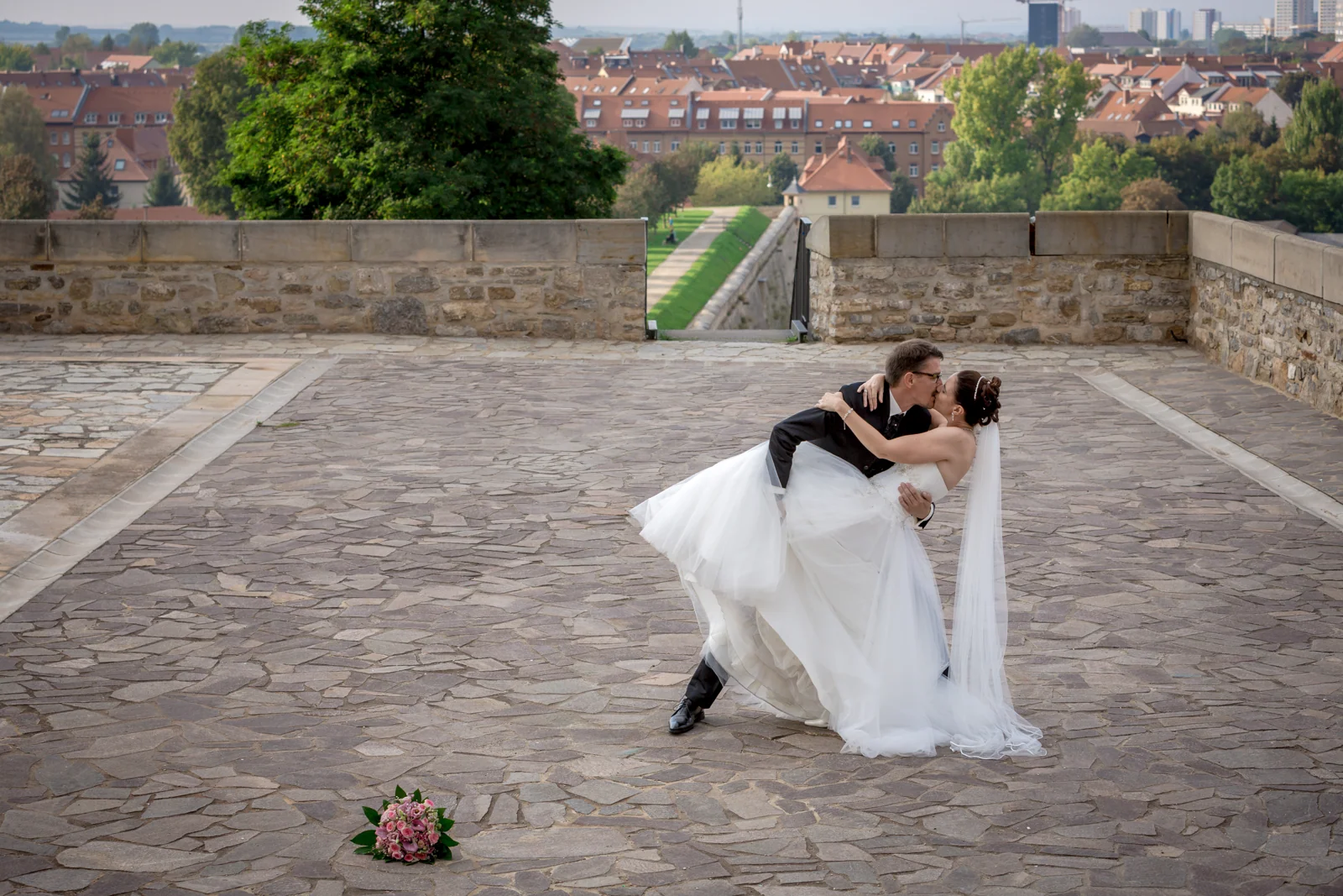 Ein schwungvoller Paarmoment auf dem Petersberg – Hochzeitsreportage von Matthias und Kerstin