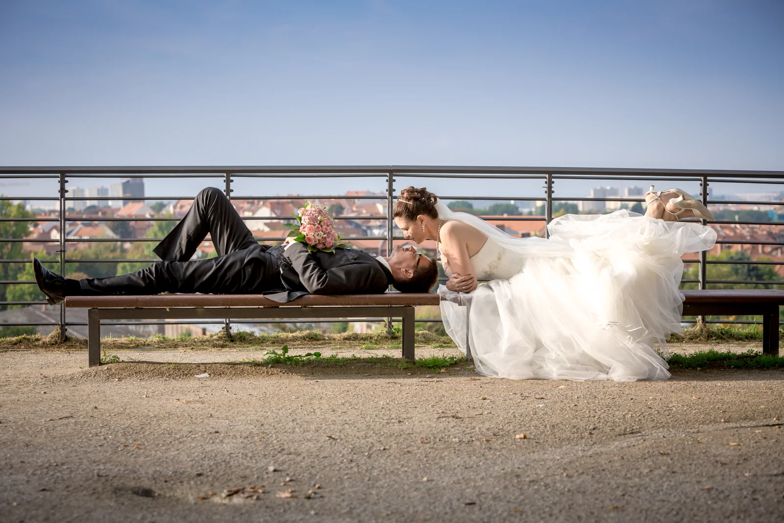 Ein entspannter Moment an der Bank – Hochzeitsreportage von Matthias und Kerstin