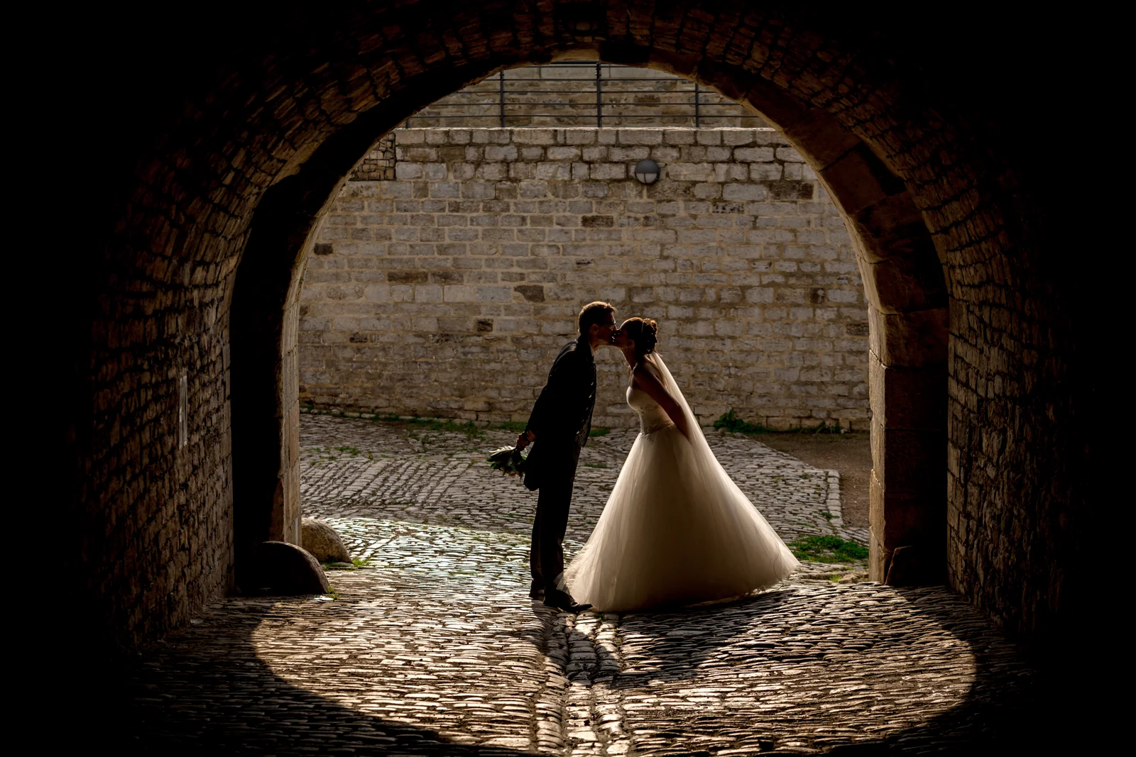 Das Brautpaar als Silhouette im Torbogen – Hochzeitsreportage von Matthias und Kerstin