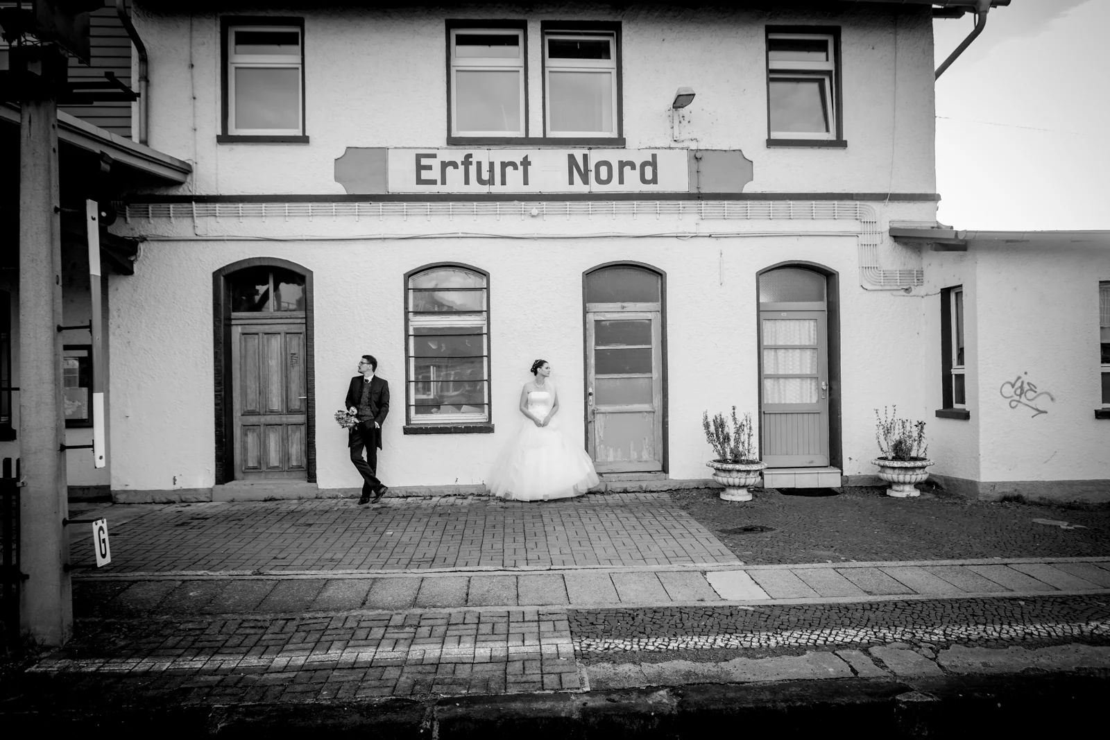 Kerstin und Matthias am Bahnhof Erfurt Nord – Hochzeitsreportage von Matthias und Kerstin