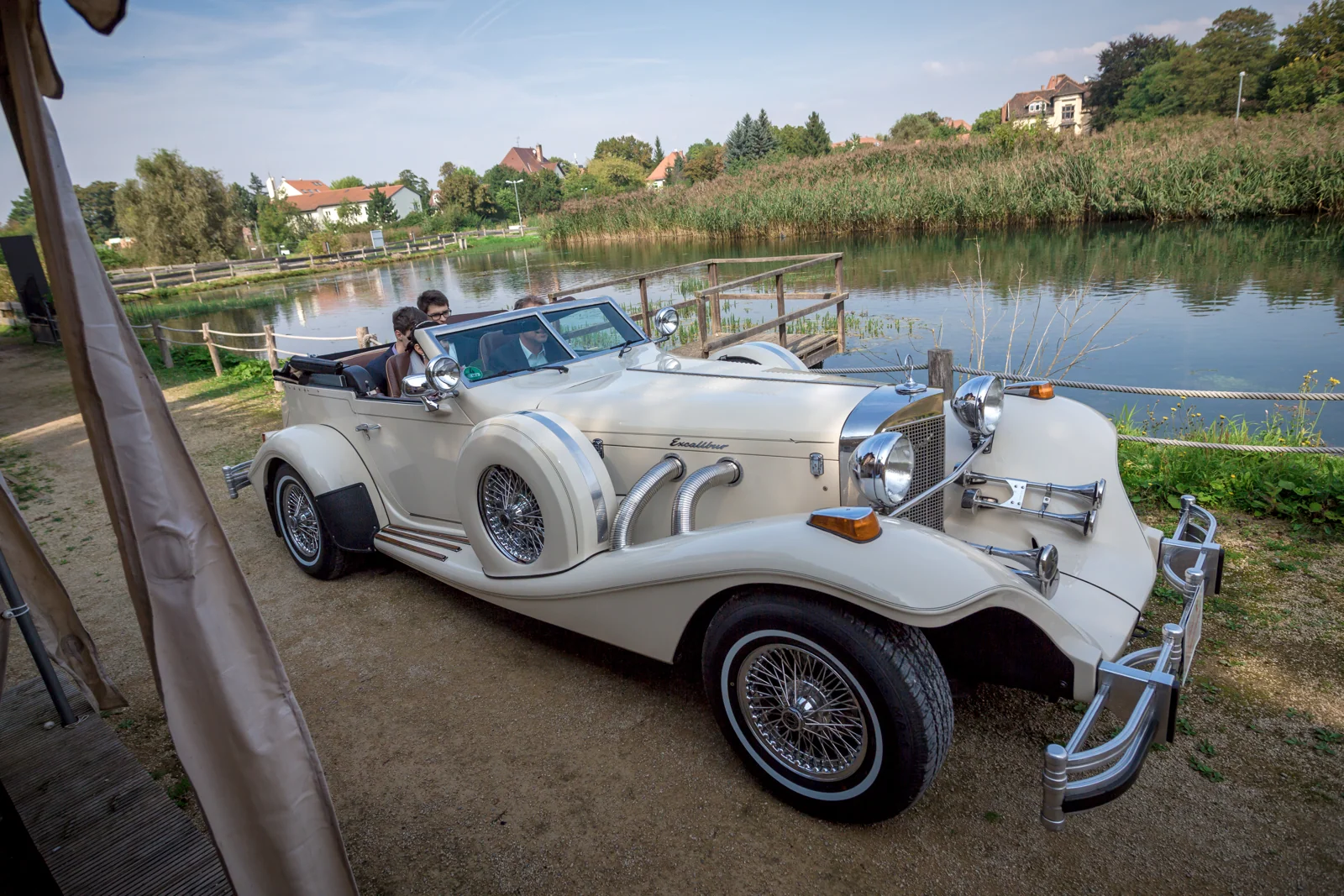Ankunft mit dem Hochzeitsauto am Kressepark – Hochzeitsreportage von Matthias und Kerstin