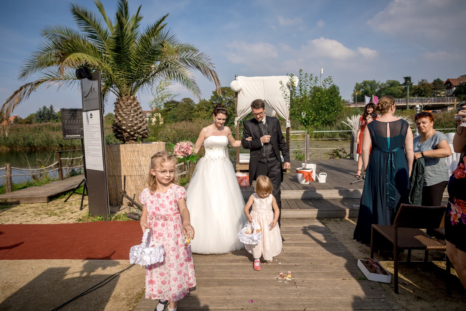 Das Brautpaar zieht mit den Blumenkindern aus – Hochzeitsreportage von Matthias und Kerstin