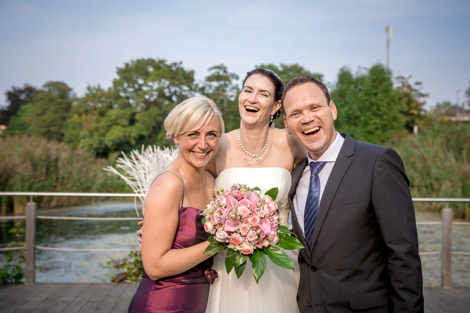 Ein fröhliches Gruppenbild mit dem Brautpaar – Hochzeitsreportage von Matthias und Kerstin