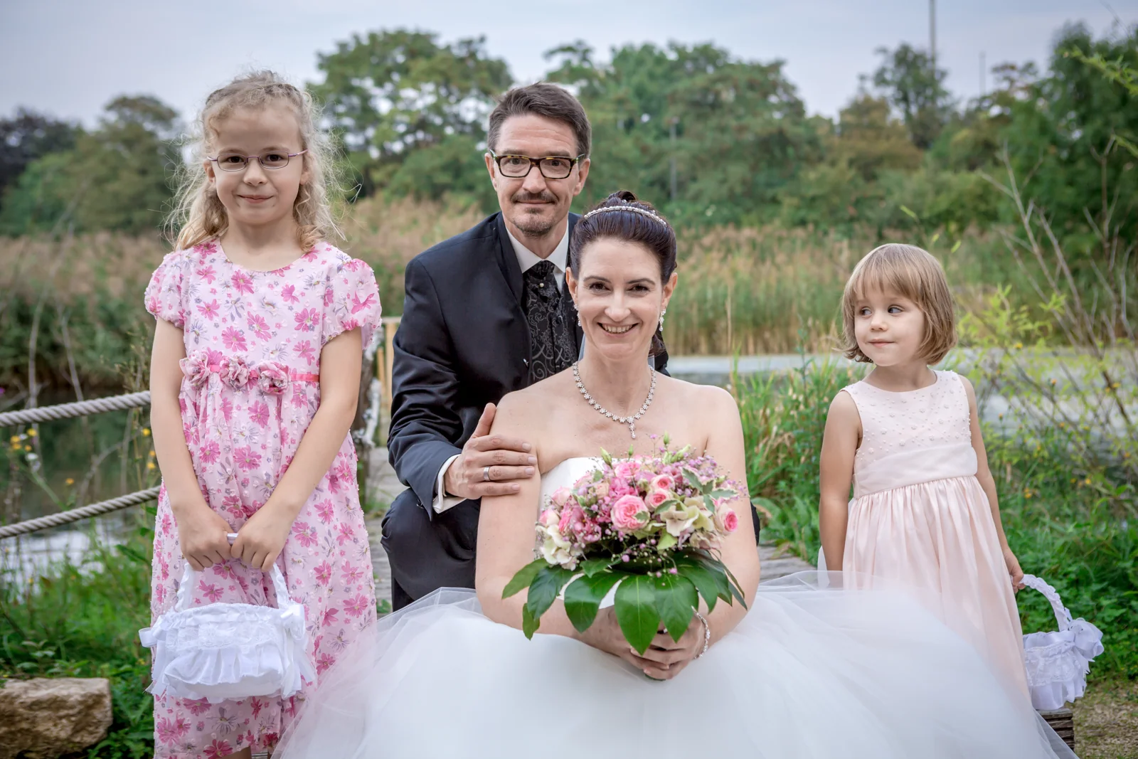 Das Brautpaar mit zwei jungen Hochzeitsgästen – Hochzeitsreportage von Matthias und Kerstin