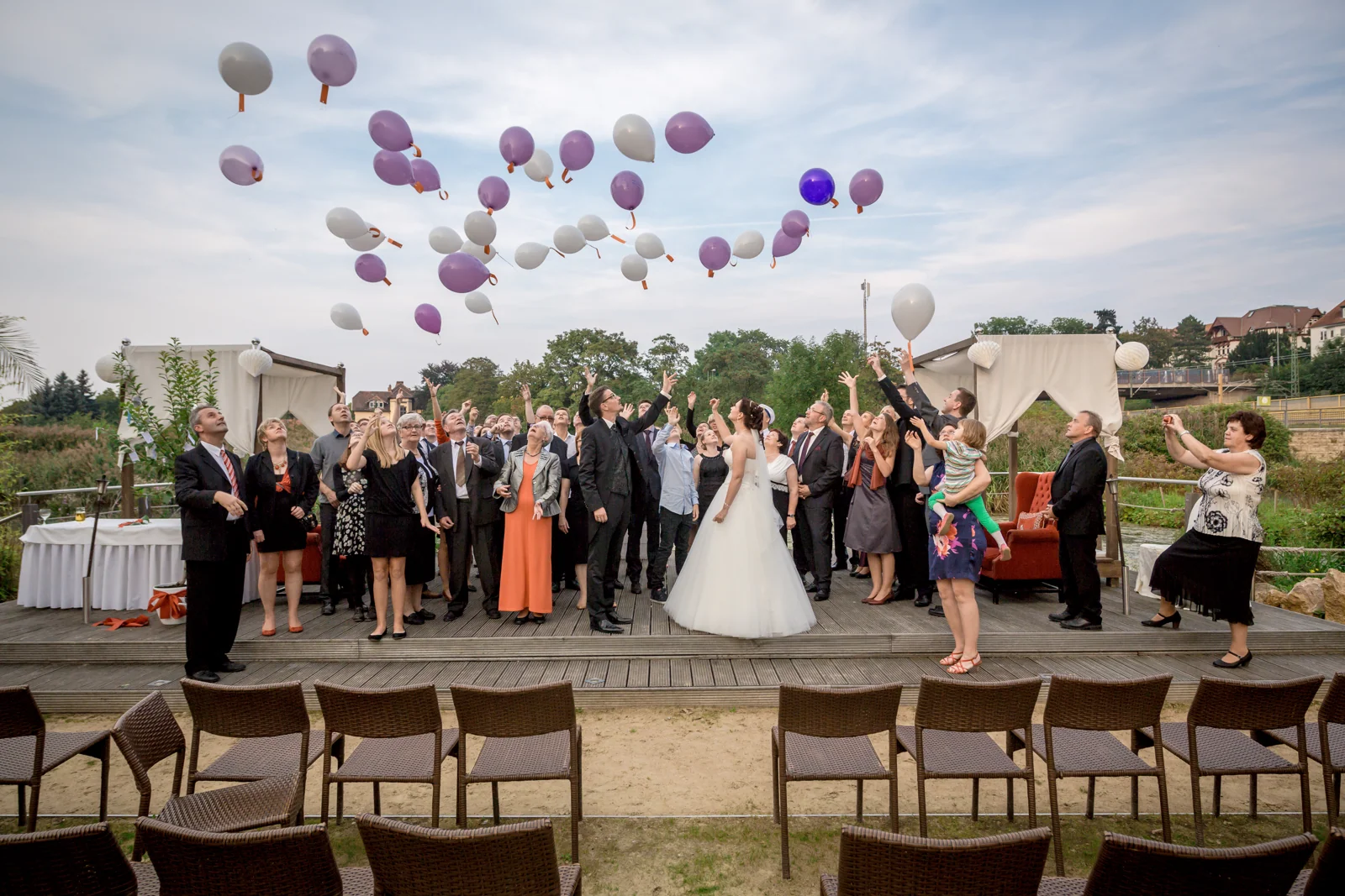 Luftballons steigen mit der Hochzeitsgesellschaft auf – Hochzeitsreportage von Matthias und Kerstin