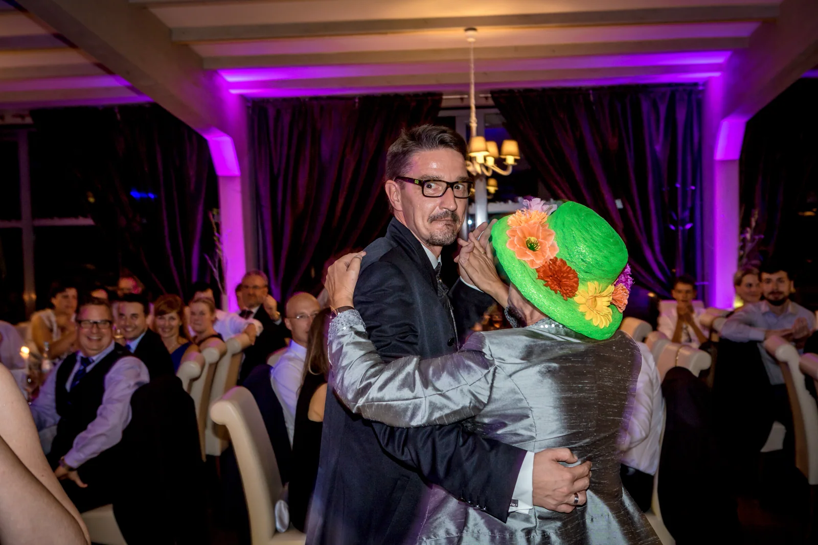 Ein ausgelassener Partymoment mit buntem Hut – Hochzeitsreportage von Matthias und Kerstin
