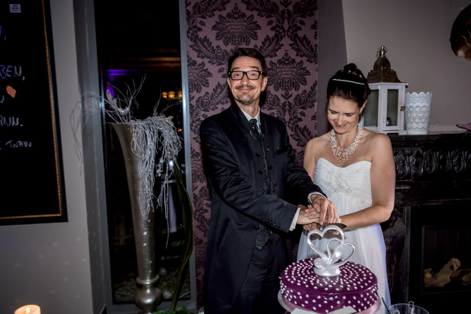 Das gemeinsame Anschneiden der Hochzeitstorte – Hochzeitsreportage von Matthias und Kerstin
