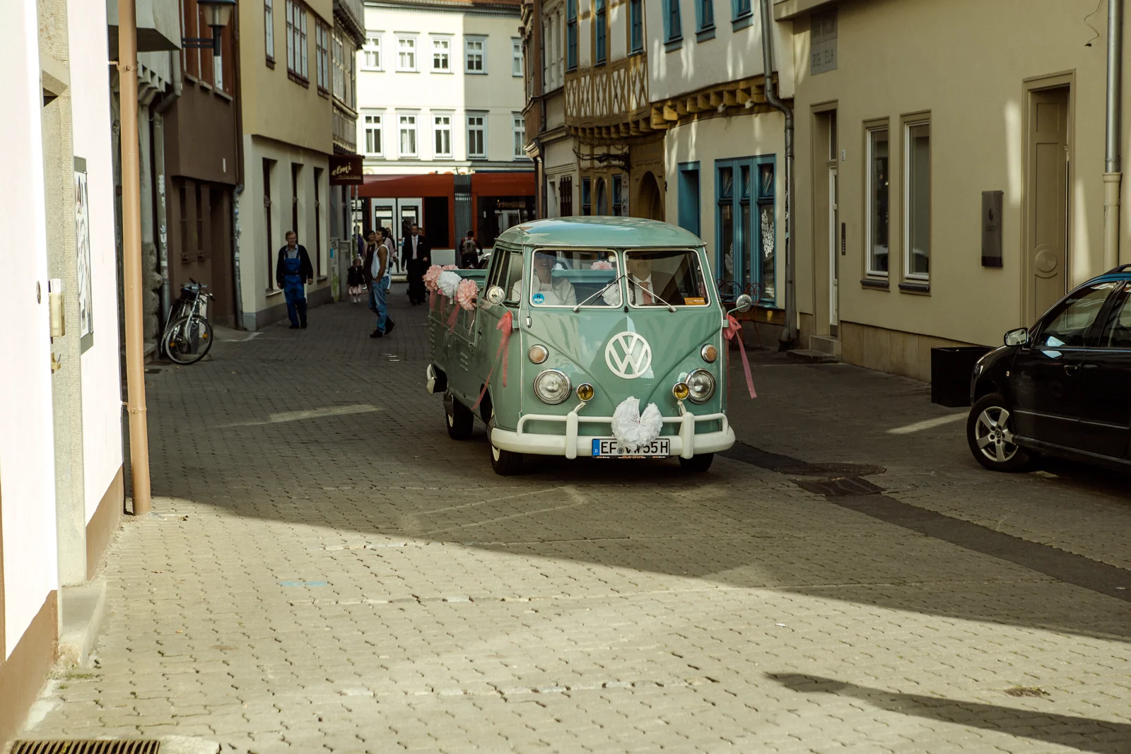 Der geschmückte VW-Bus in der Erfurter Altstadt – Hochzeitsreportage von Melanie und André