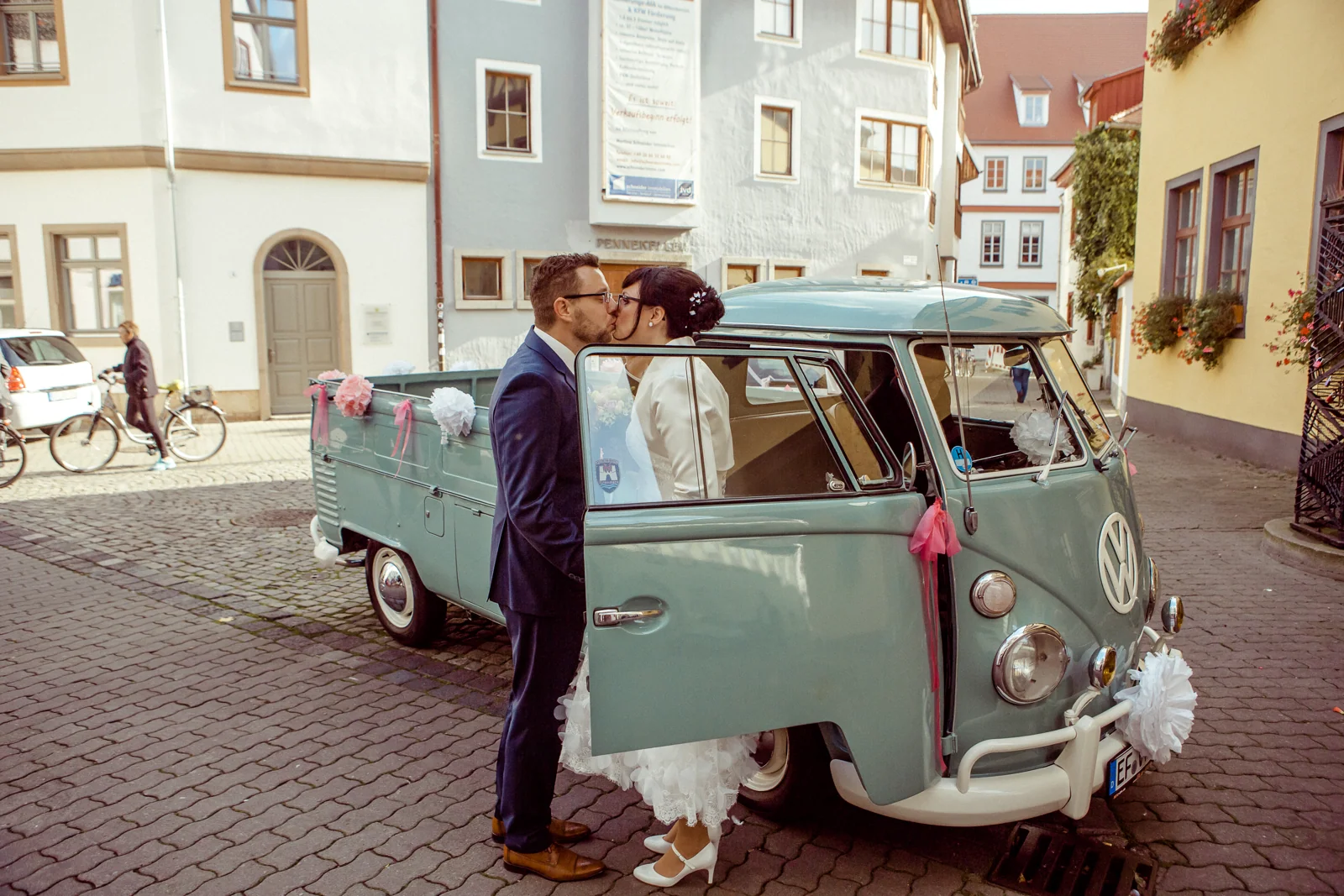 Die Ankunft mit dem Hochzeitsbus – Hochzeitsreportage von Melanie und André