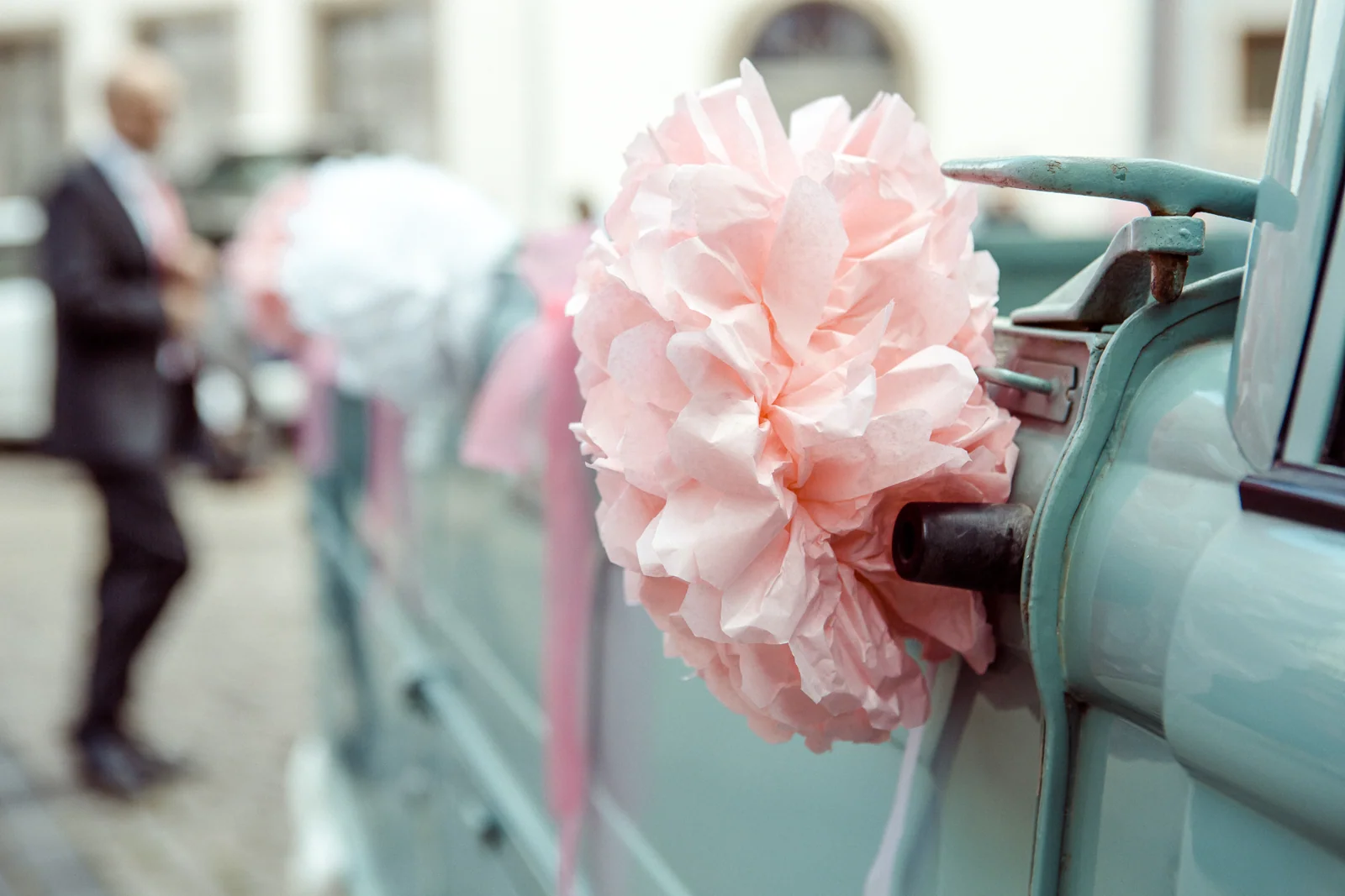 Rosa Blumenschmuck am Hochzeitsauto – Hochzeitsreportage von Melanie und André