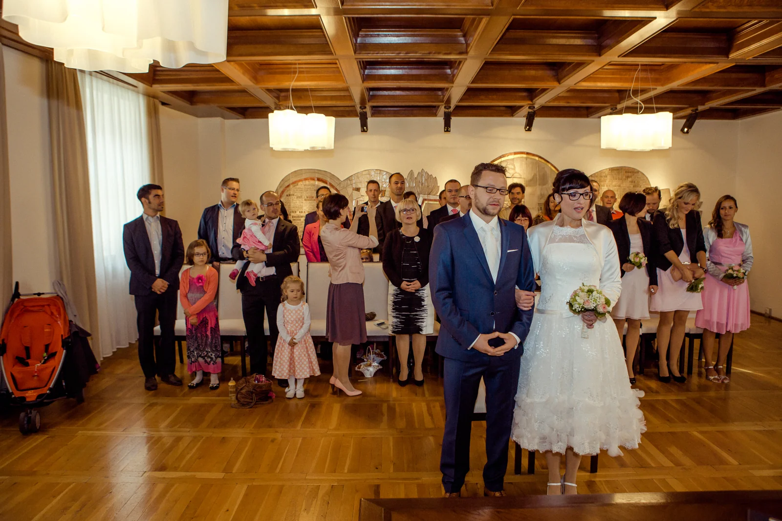 Das Brautpaar im Kreis der Hochzeitsgäste – Hochzeitsreportage von Melanie und André