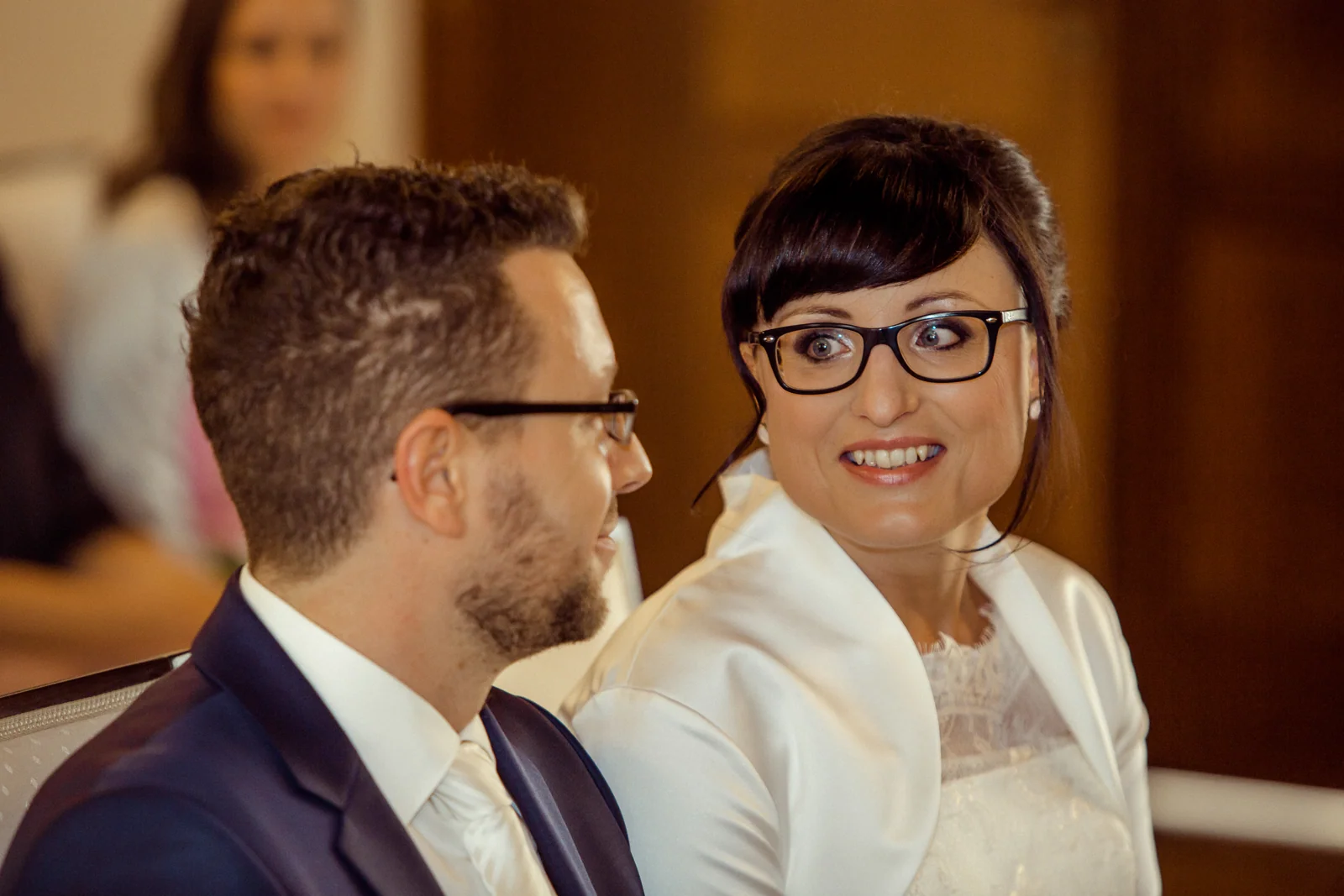 Ein glücklicher Blick während der Trauung – Hochzeitsreportage von Melanie und André