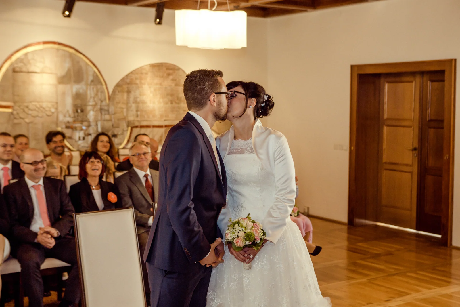 Der Kuss nach dem Ja-Wort – Hochzeitsreportage von Melanie und André