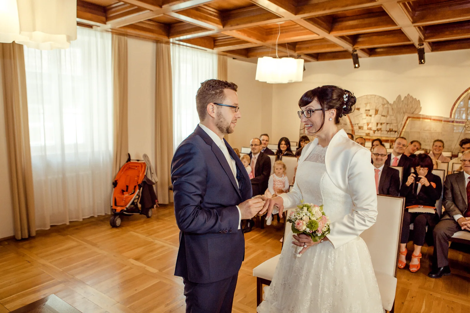 Ein freudiger Moment beim Ringtausch – Hochzeitsreportage von Melanie und André
