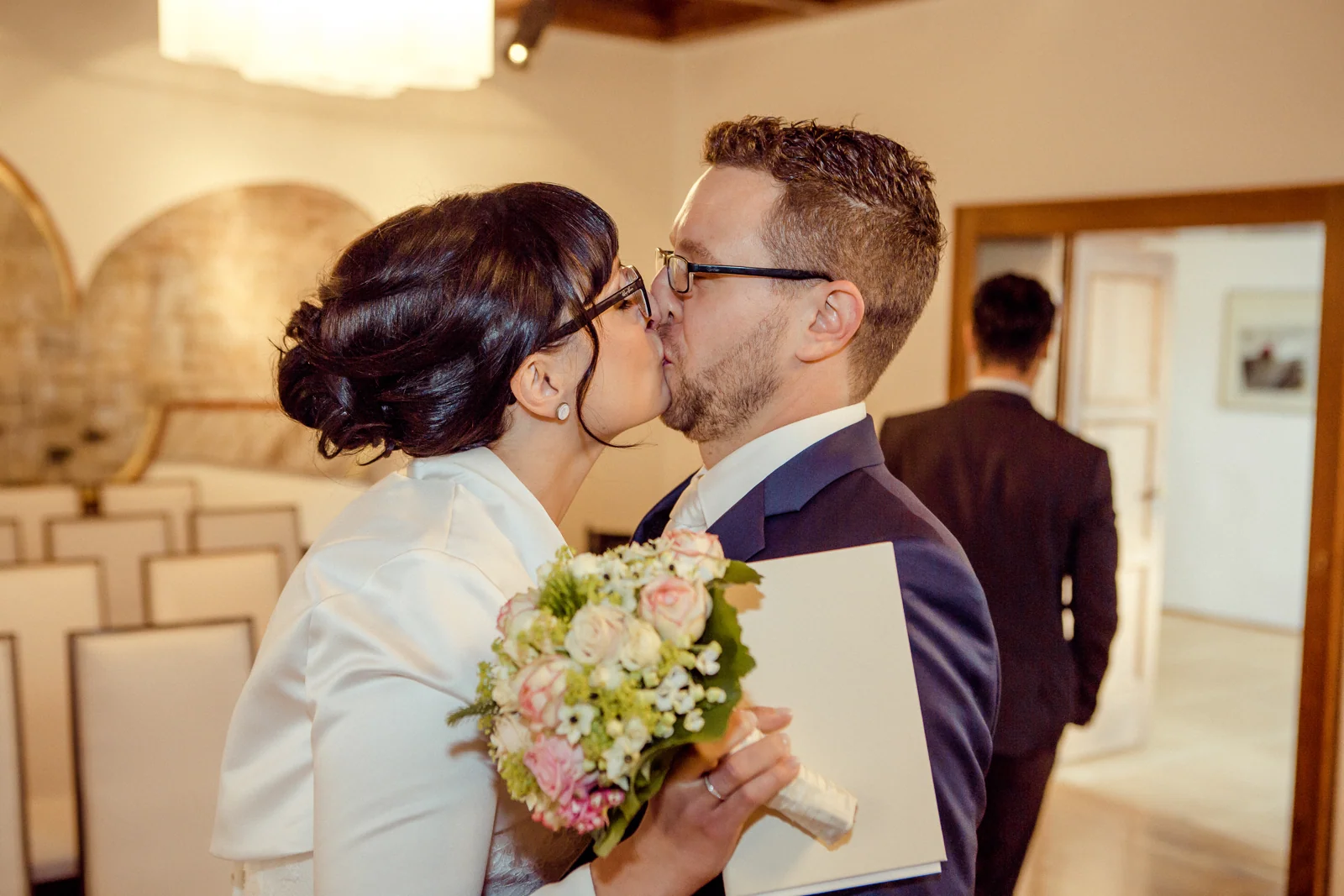 Ein Kuss nach der Zeremonie – Hochzeitsreportage von Melanie und André