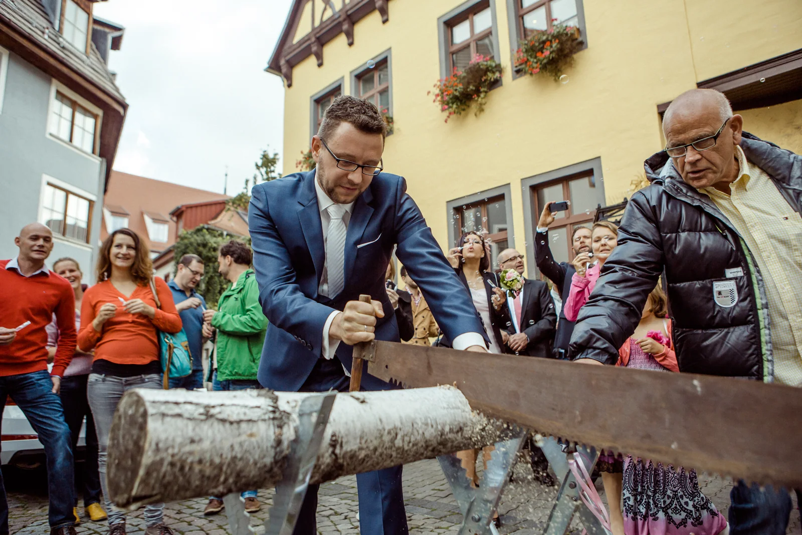 André beim Baumstammsägen – Hochzeitsreportage von Melanie und André