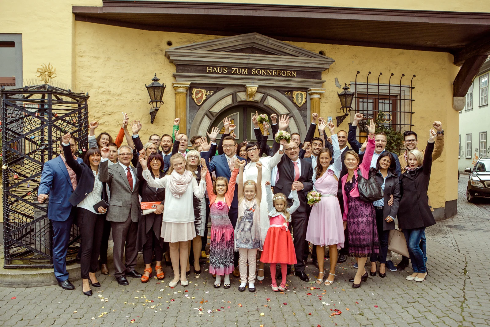 Die Hochzeitsgesellschaft vor dem Haus zum Sonneborn – Hochzeitsreportage von Melanie und André