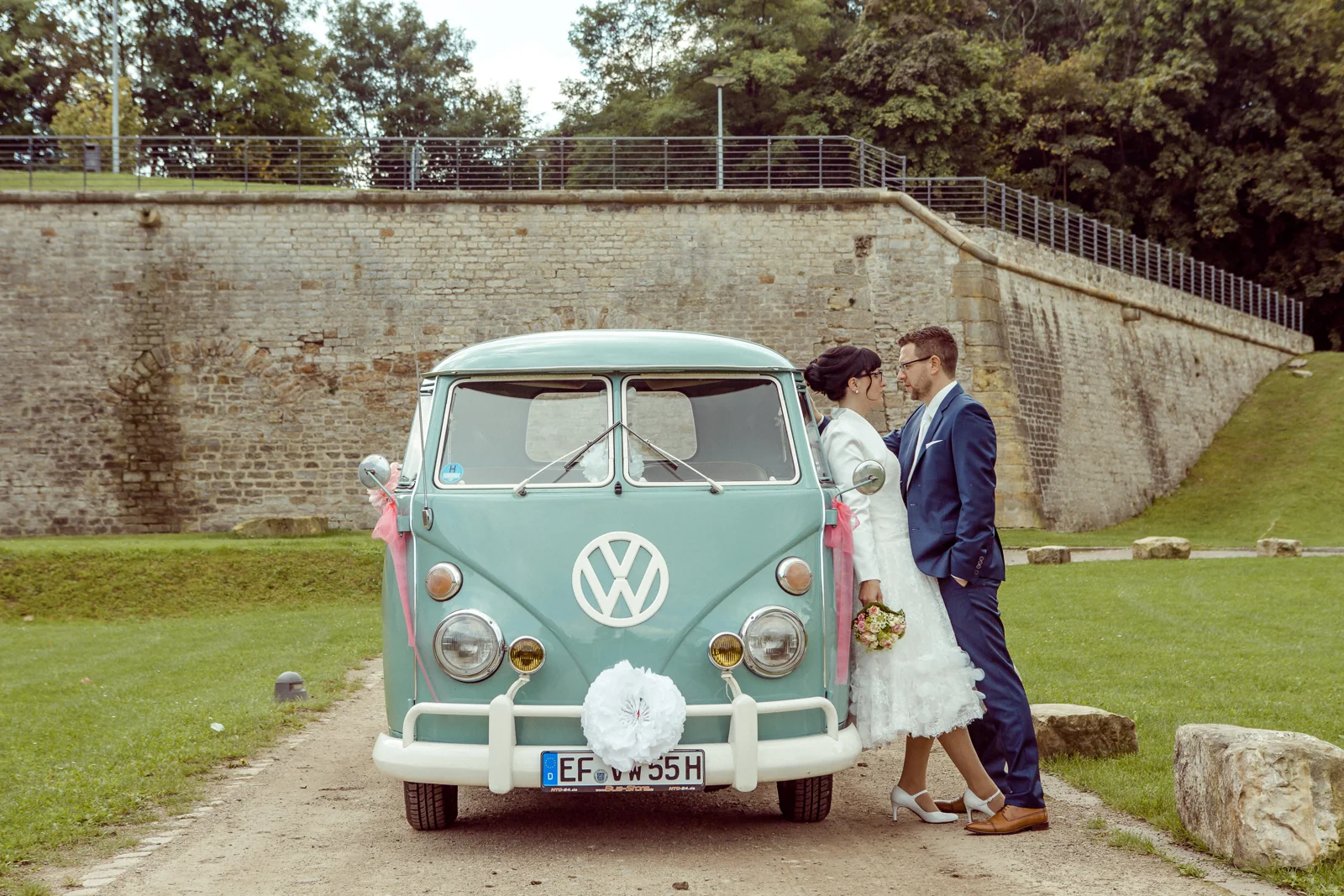 Das Brautpaar mit dem VW-Bus am Petersberg – Hochzeitsreportage von Melanie und André