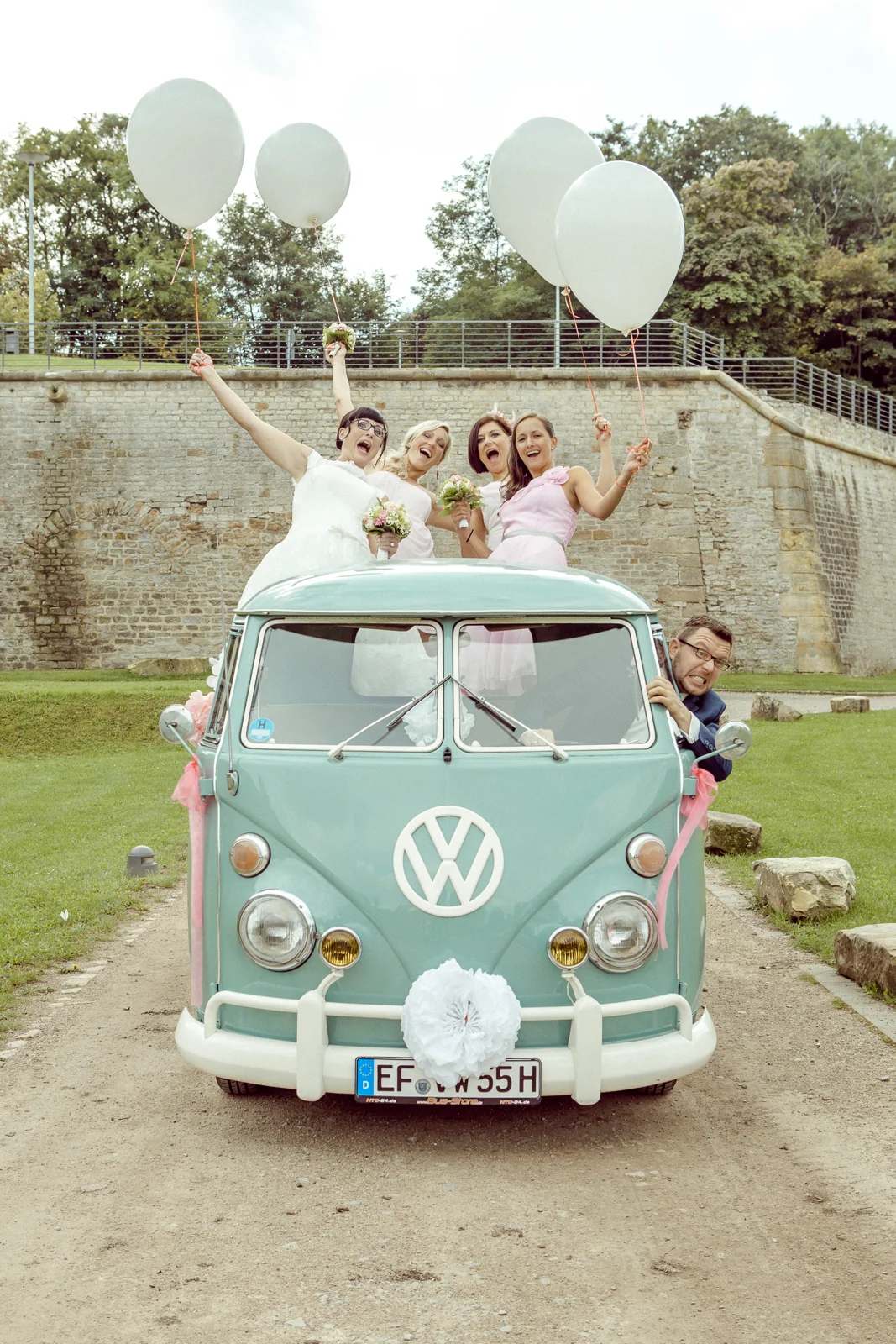 Weiße Luftballons über dem Hochzeitsbus – Hochzeitsreportage von Melanie und André