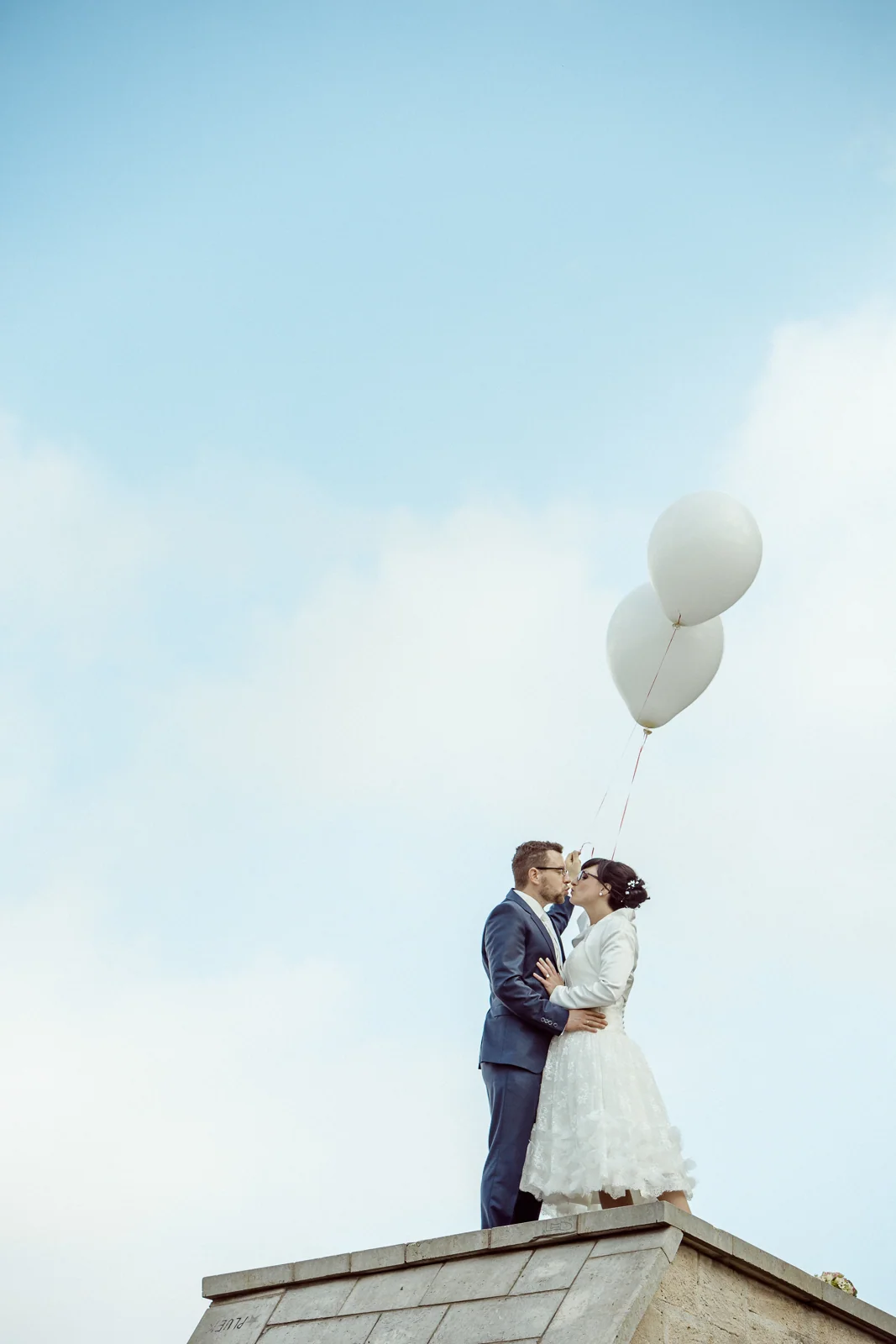 Ein Kuss mit weißen Luftballons – Hochzeitsreportage von Melanie und André