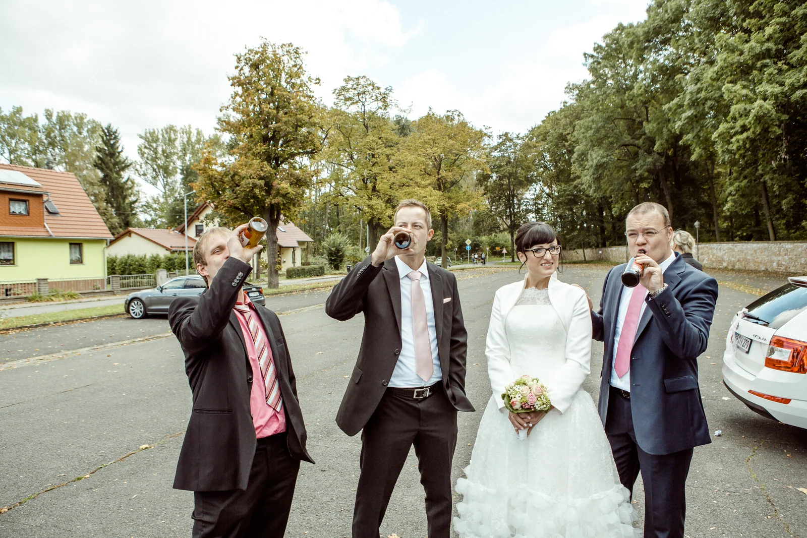 Ein gemeinsames Lachen mit den Begleitern – Hochzeitsreportage von Melanie und André