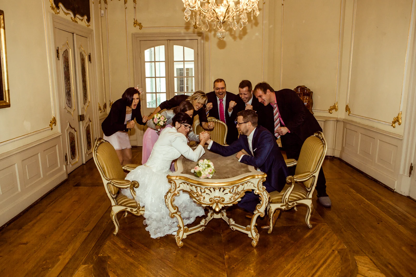 Das Brautpaar mit Freunden an der festlichen Tafel – Hochzeitsreportage von Melanie und André