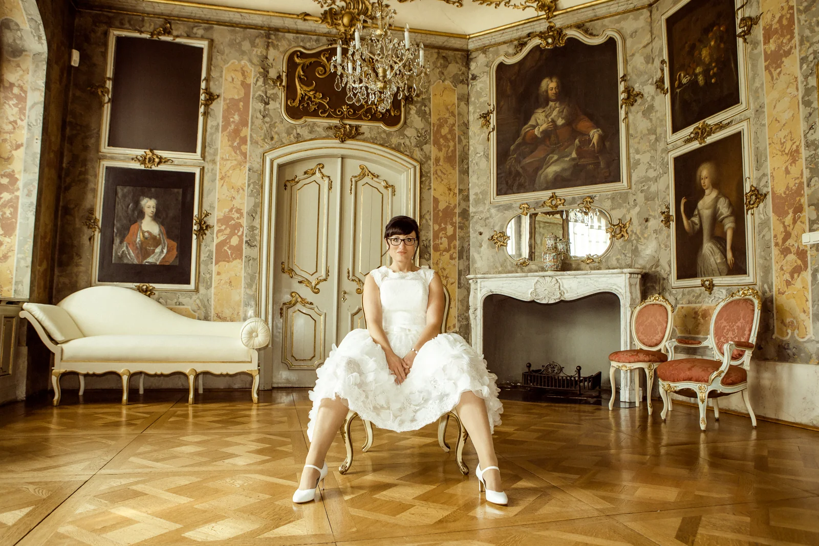 Melanie im historischen Schlossraum – Hochzeitsreportage von Melanie und André