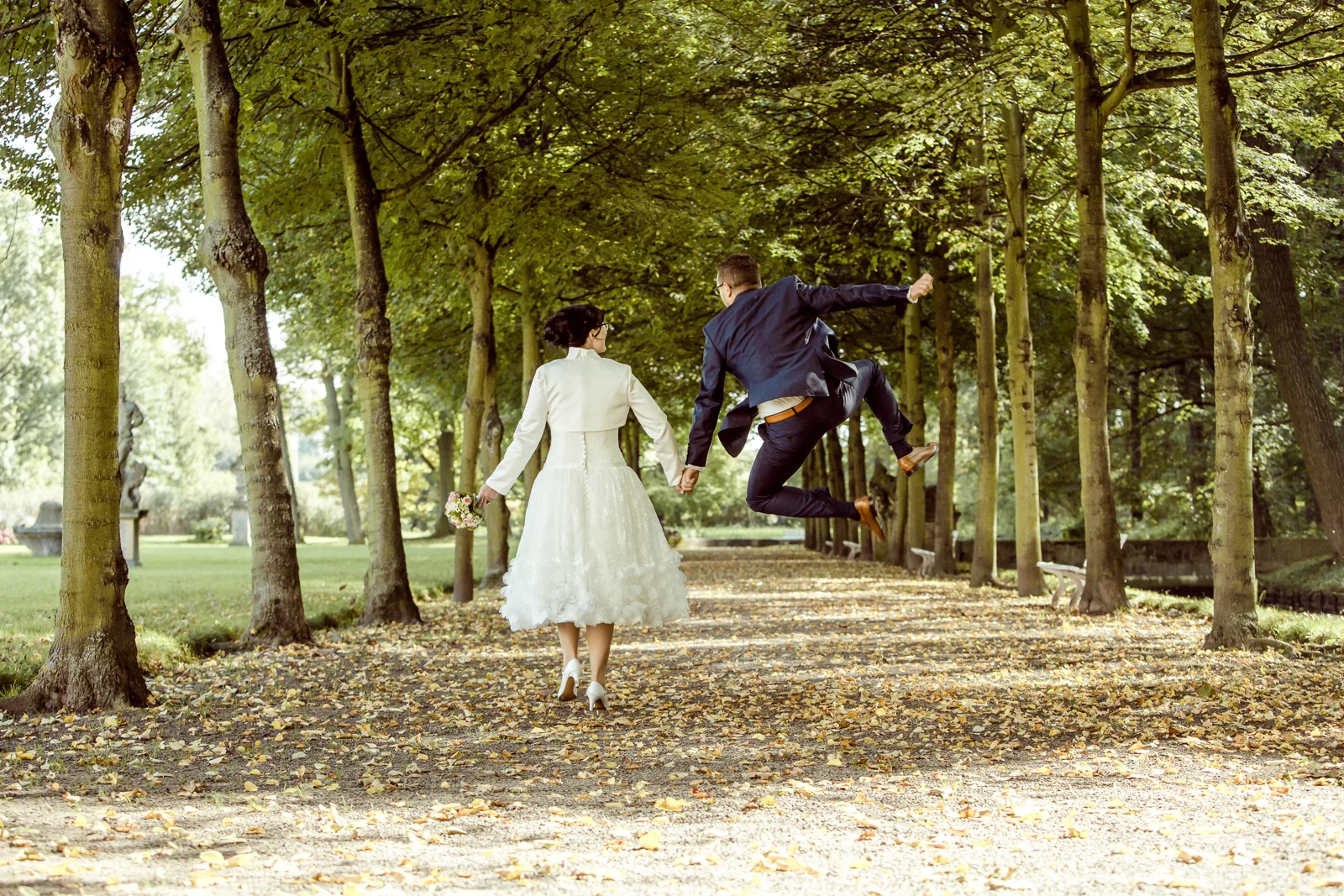 Ein ausgelassener Sprung in der Allee – Hochzeitsreportage von Melanie und André