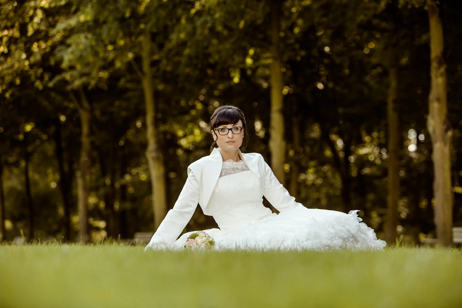 Melanie auf der Wiese im Schlosspark – Hochzeitsreportage von Melanie und André