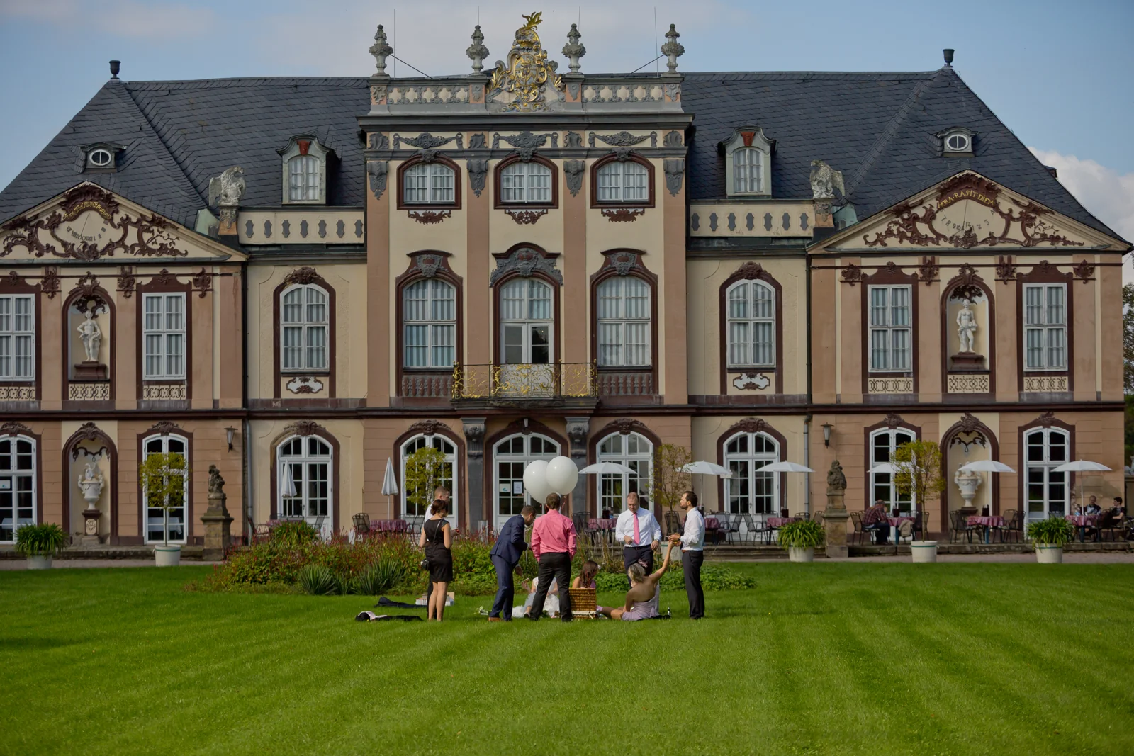 Ein Spaziergang vor der Fassade von Schloss Molsdorf – Hochzeitsreportage von Melanie und André
