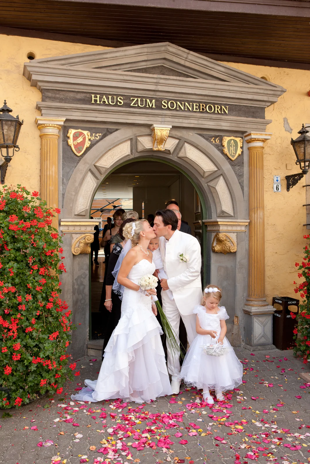 Das Brautpaar vor dem Haus zum Sonneborn – Hochzeitsreportage von Sandra und Lars