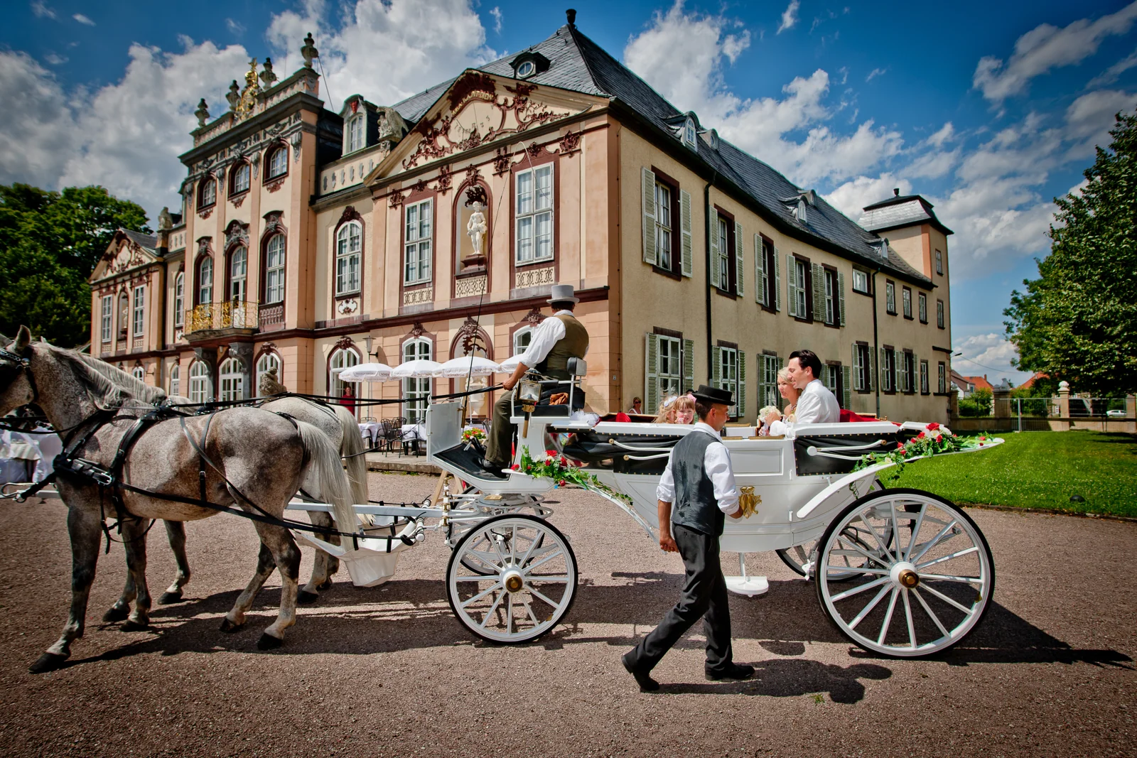 Ankunft der Kutsche vor Schloss Molsdorf – Hochzeitsreportage von Sandra und Lars