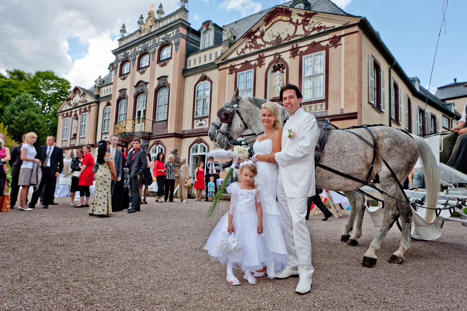 Sandra und Lars vor dem Schloss mit den Pferden – Hochzeitsreportage von Sandra und Lars