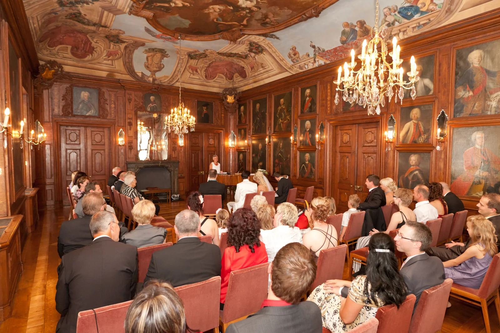 Die Hochzeitsgesellschaft im historischen Schlosssaal – Hochzeitsreportage von Sandra und Lars