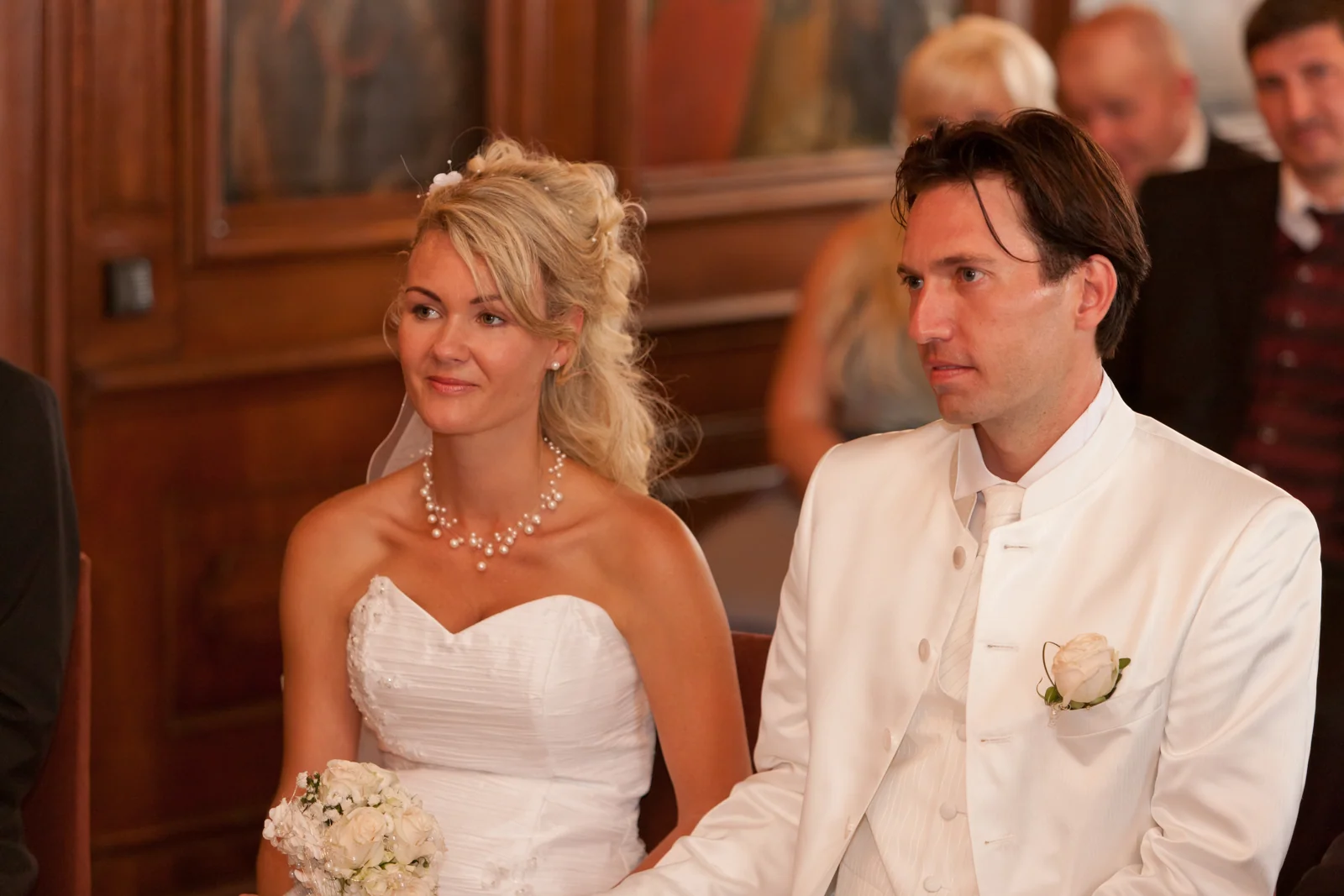 Sandra und Lars in den Räumen von Schloss Molsdorf – Hochzeitsreportage von Sandra und Lars