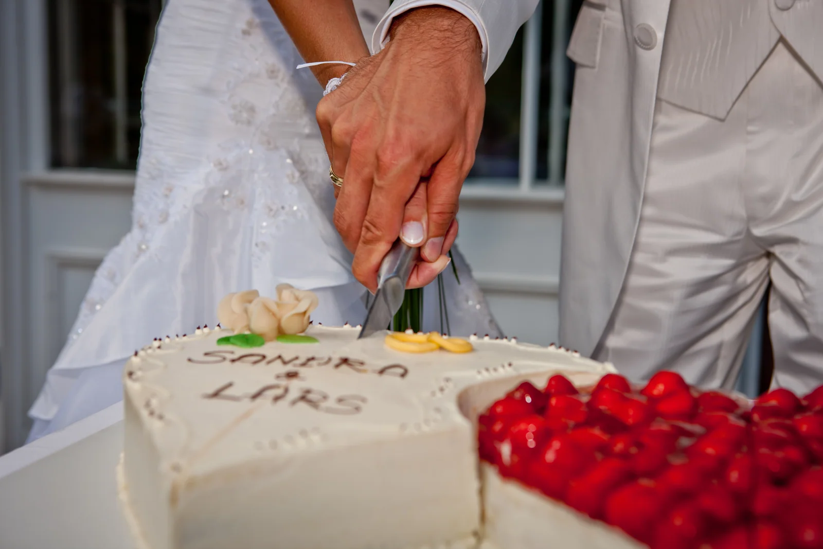 Gemeinsam die Hochzeitstorte anschneiden – Hochzeitsreportage von Sandra und Lars