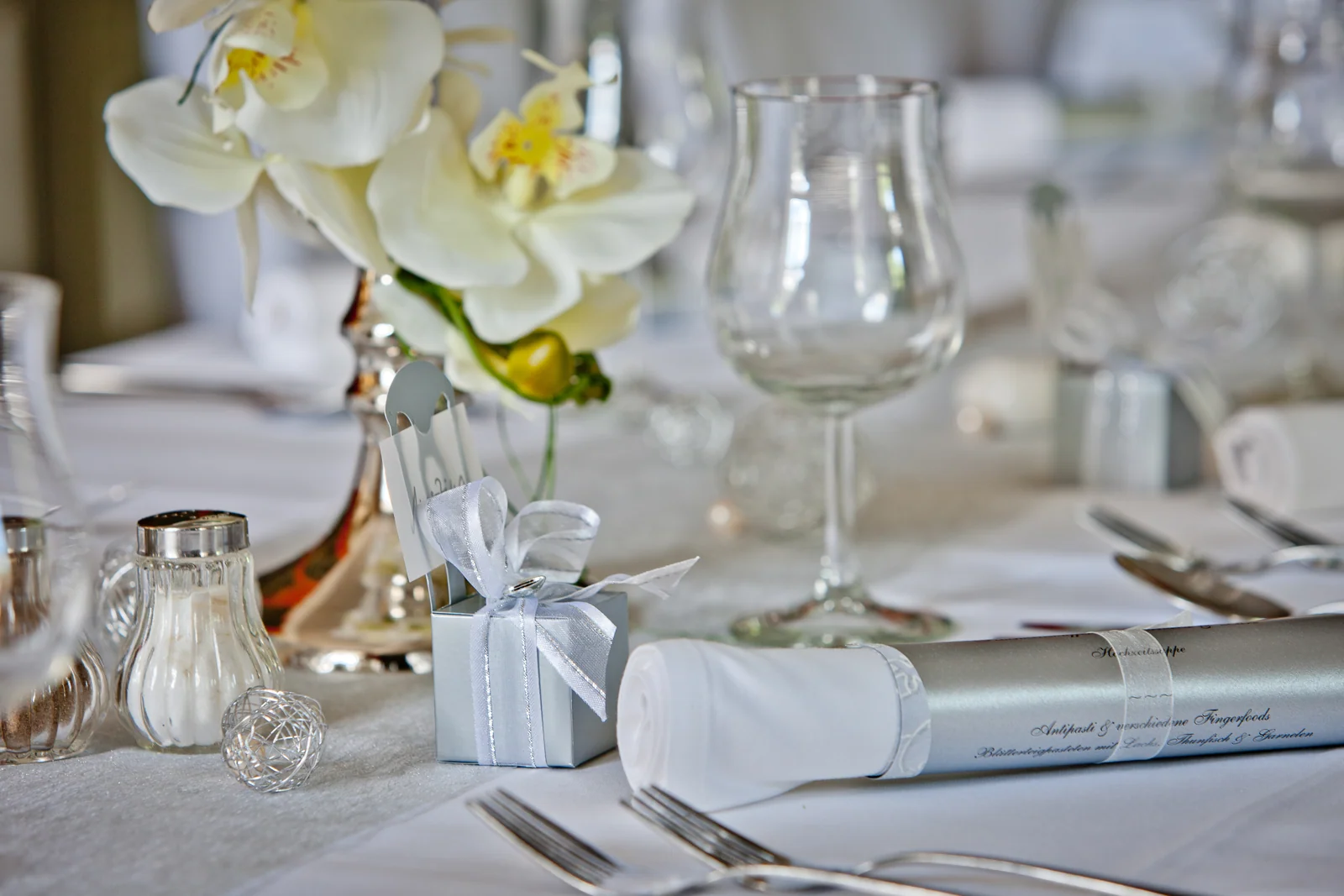 Blumenschmuck auf der festlich gedeckten Tafel – Hochzeitsreportage von Sandra und Lars