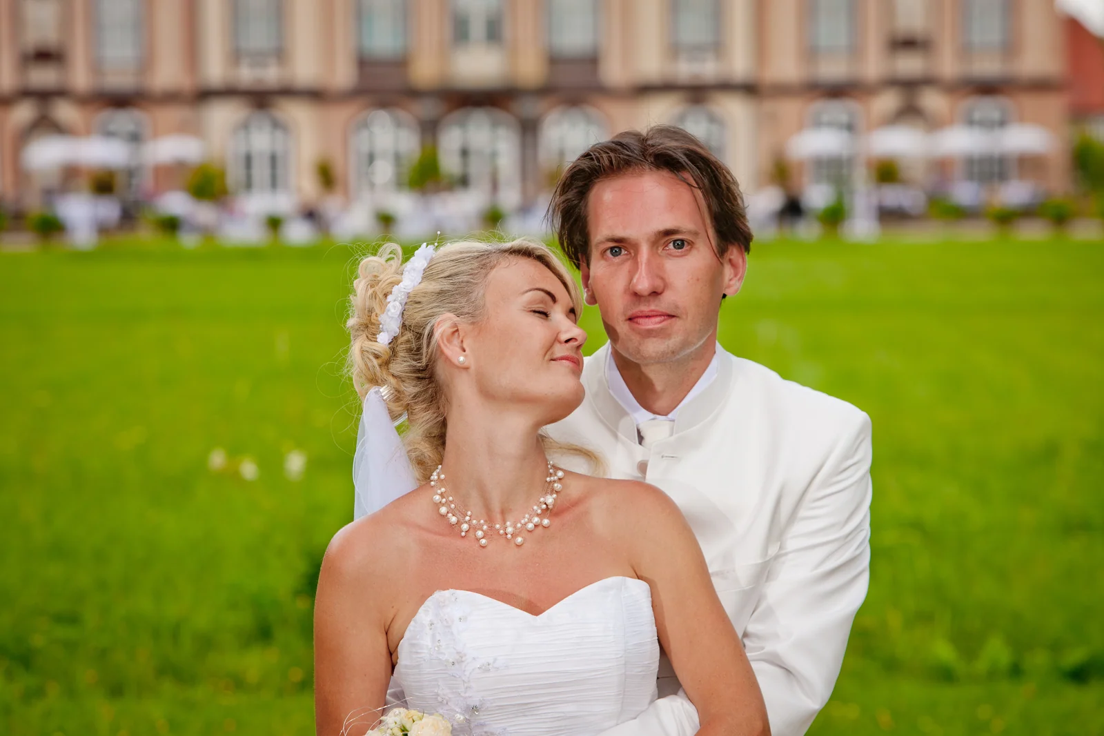 Das Brautpaar mit Schloss Molsdorf im Hintergrund – Hochzeitsreportage von Sandra und Lars