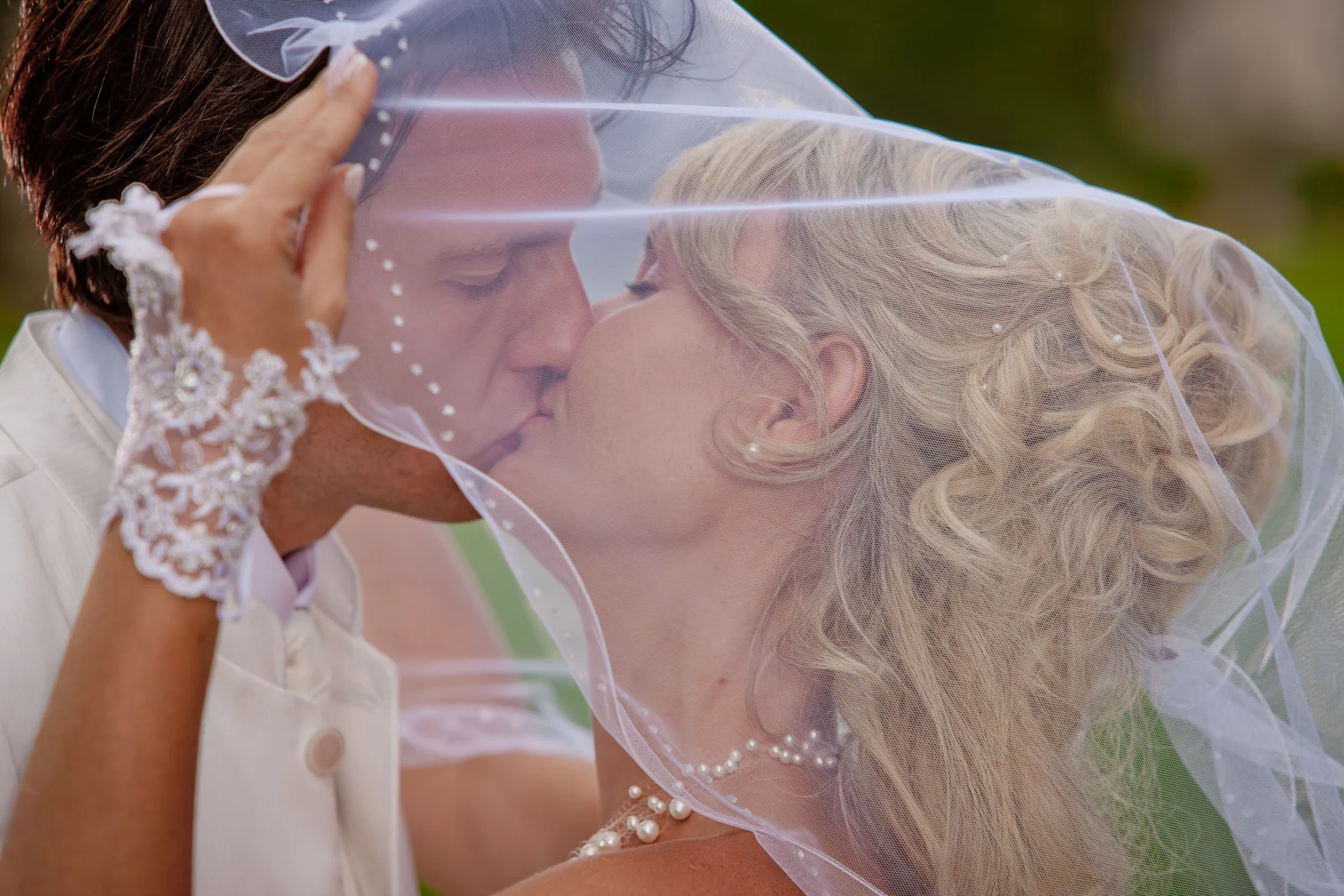 Ein Kuss unter dem Brautschleier – Hochzeitsreportage von Sandra und Lars