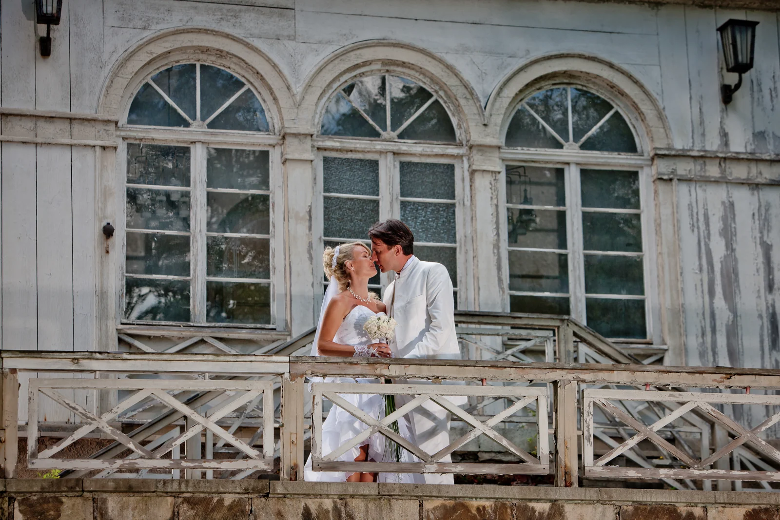 Sandra und Lars am Gartenpavillon – Hochzeitsreportage von Sandra und Lars