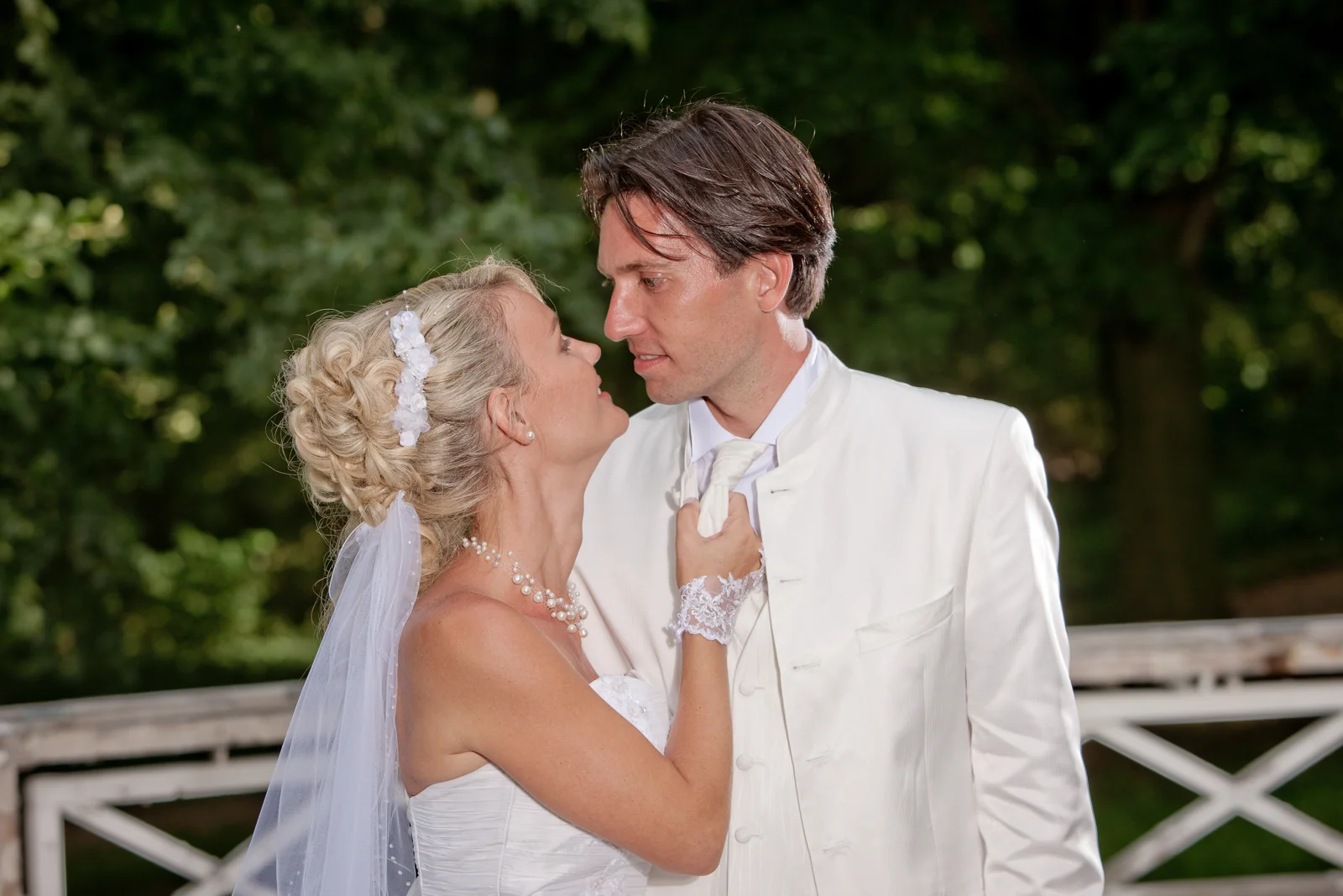 Ein zärtlicher Moment vor dem Gartenpavillon – Hochzeitsreportage von Sandra und Lars