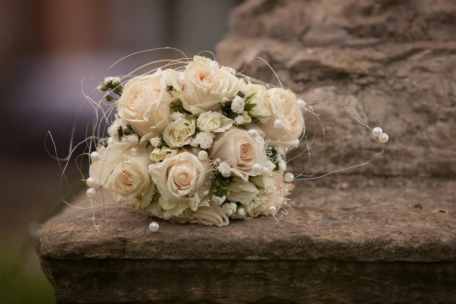 Der Brautstrauß aus weißen Rosen – Hochzeitsreportage von Sandra und Lars