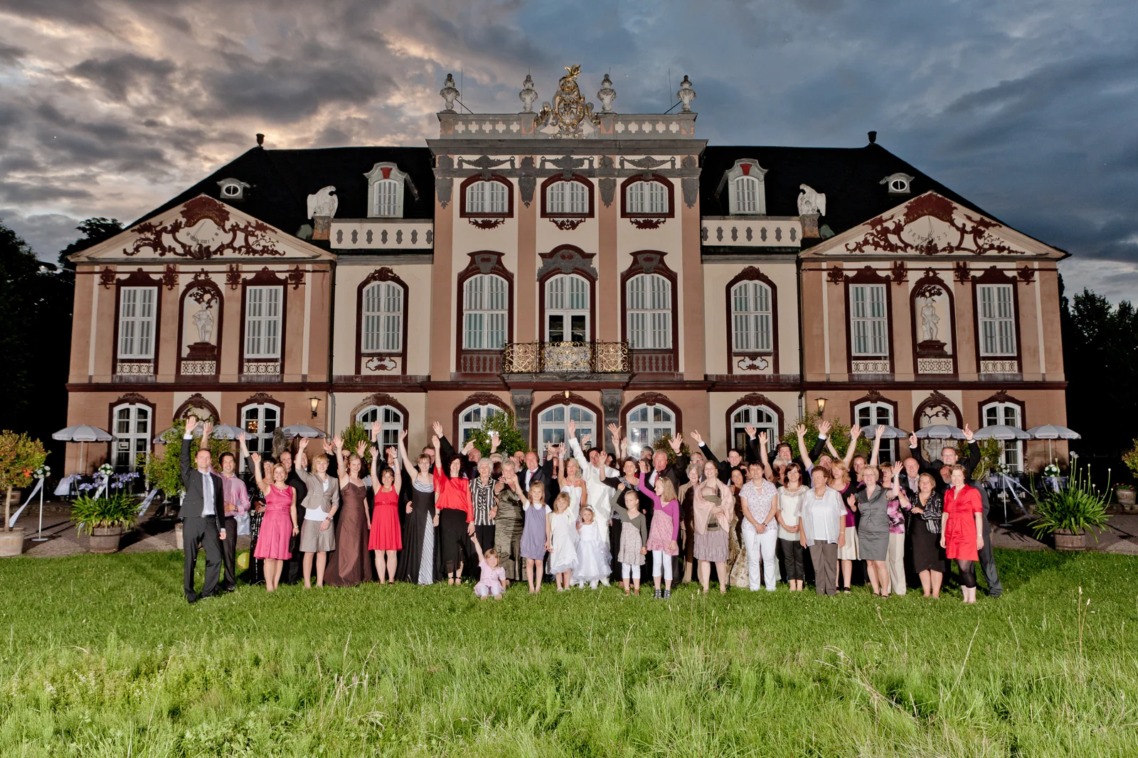 Ein gemeinsames Gruppenbild vor Schloss Molsdorf – Hochzeitsreportage von Sandra und Lars