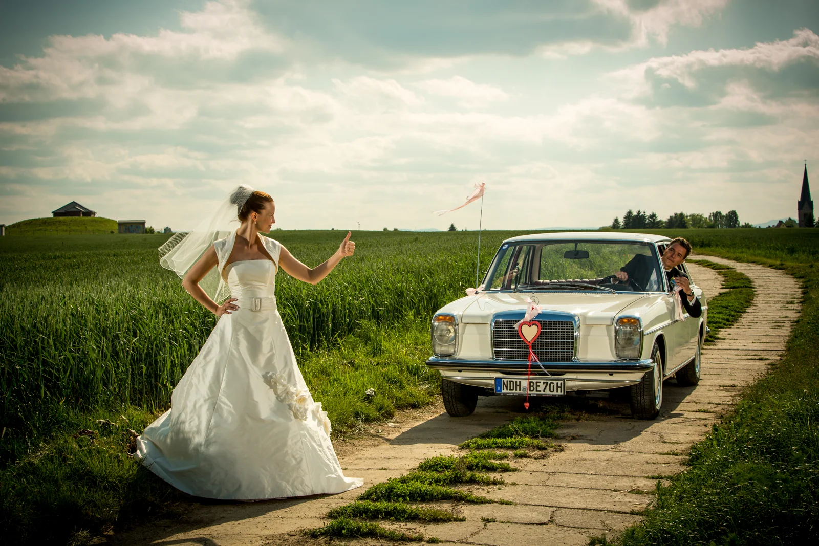 Theresa hält Steffen im Hochzeitsauto per Anhalter an – Hochzeitsreportage von Steffen und Theresa