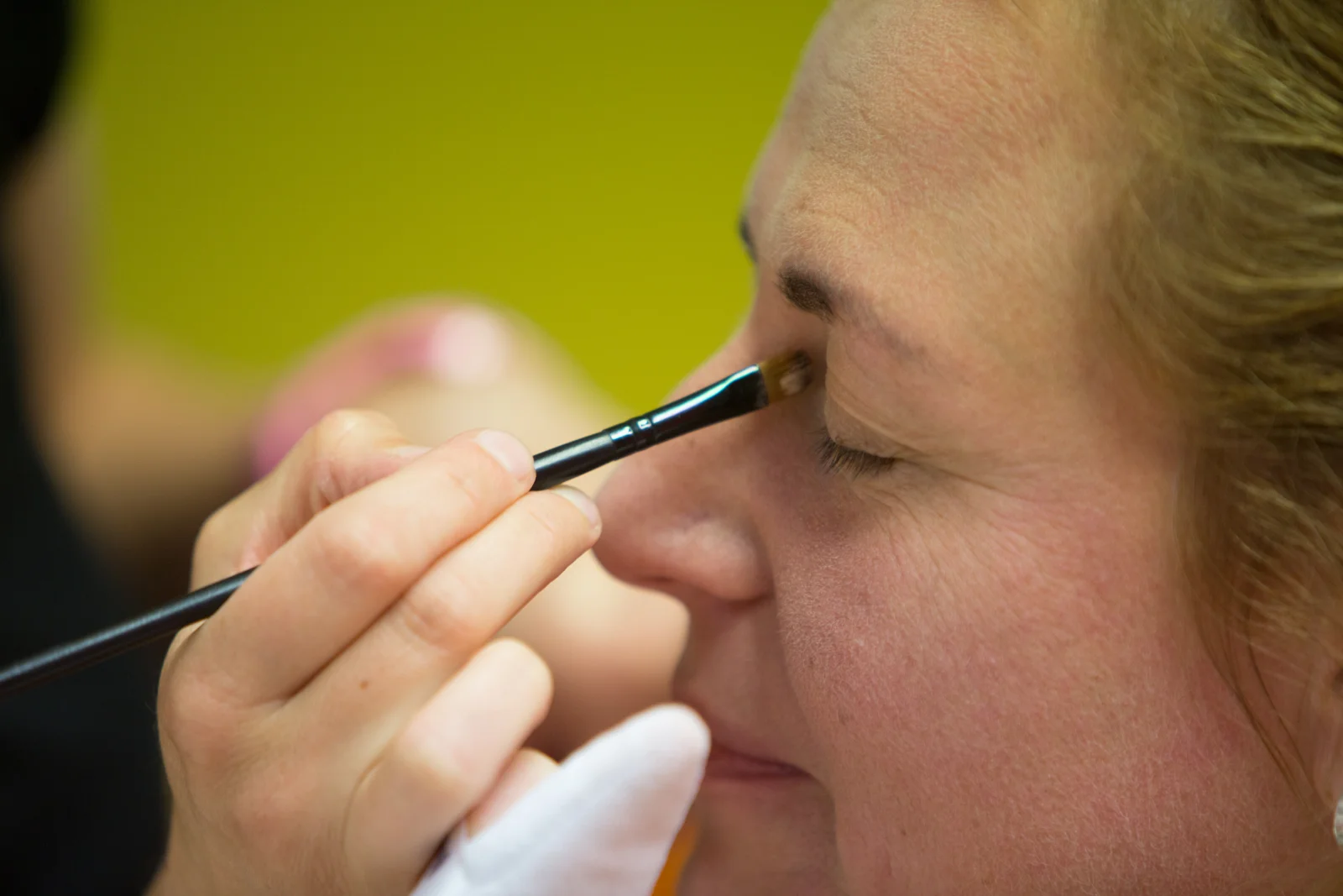 Die letzten Handgriffe beim Make-up – Hochzeit von Nicole und Frank in Erfurt