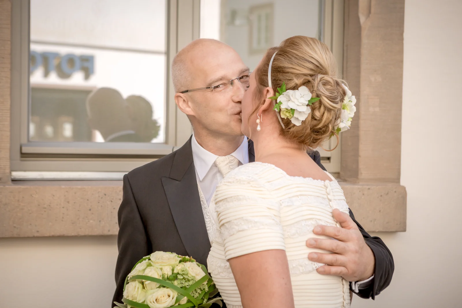 Ein Kuss vor der Trauung – Hochzeit von Nicole und Frank in Erfurt