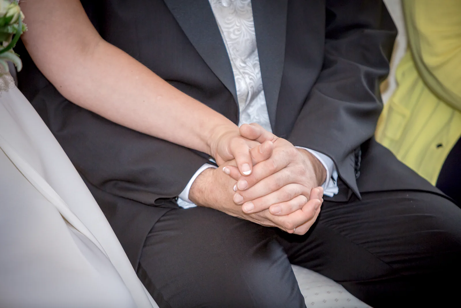Hand in Hand während der Zeremonie – Hochzeit von Nicole und Frank in Erfurt