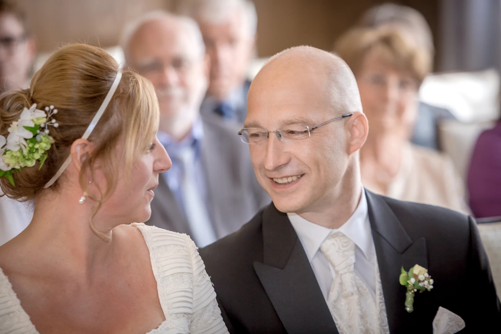 Ein vertrauter Blick während der Trauung – Hochzeit von Nicole und Frank in Erfurt