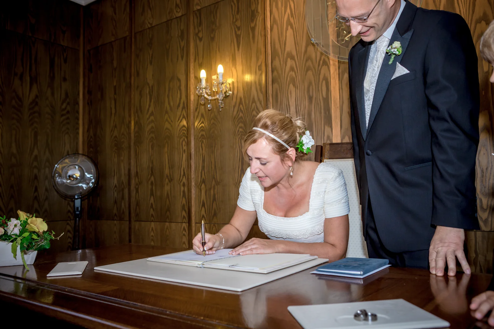 Nicole unterschreibt im Standesamt – Hochzeit von Nicole und Frank in Erfurt